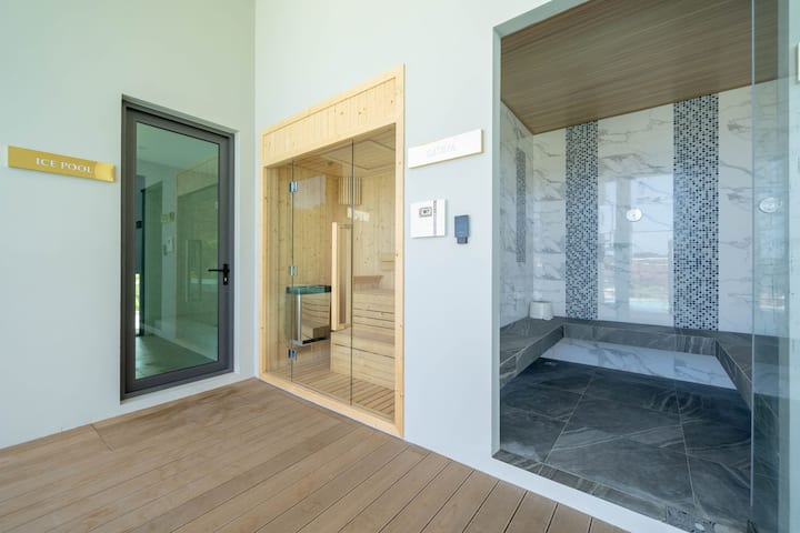 Sauna and steam room