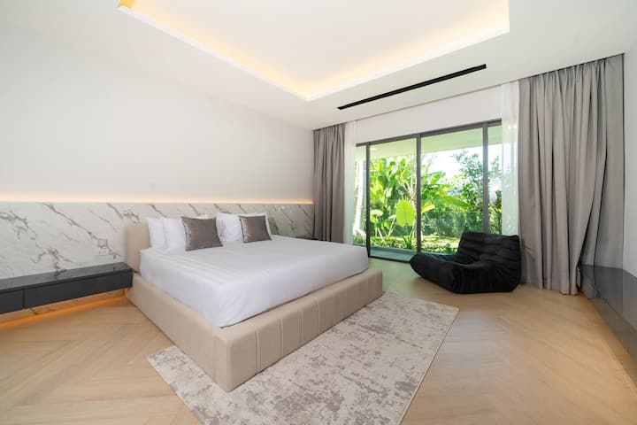 Bedroom with garden view