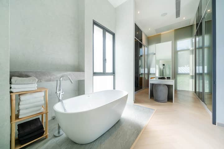 Marble bath with freestanding tub