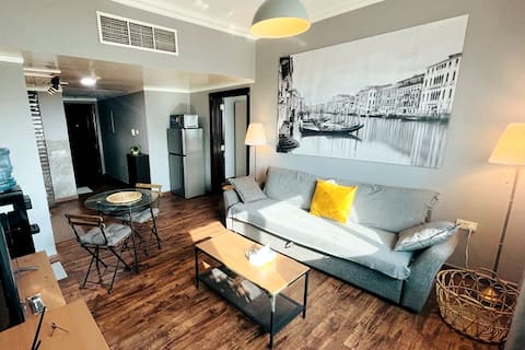 Jollyl 1-Bedroom Apt.  Sea view & Housekeeping
