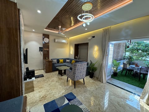 ‘Heart of Downtown’ Luxurious2BHKPrabhat Rd,Deccan