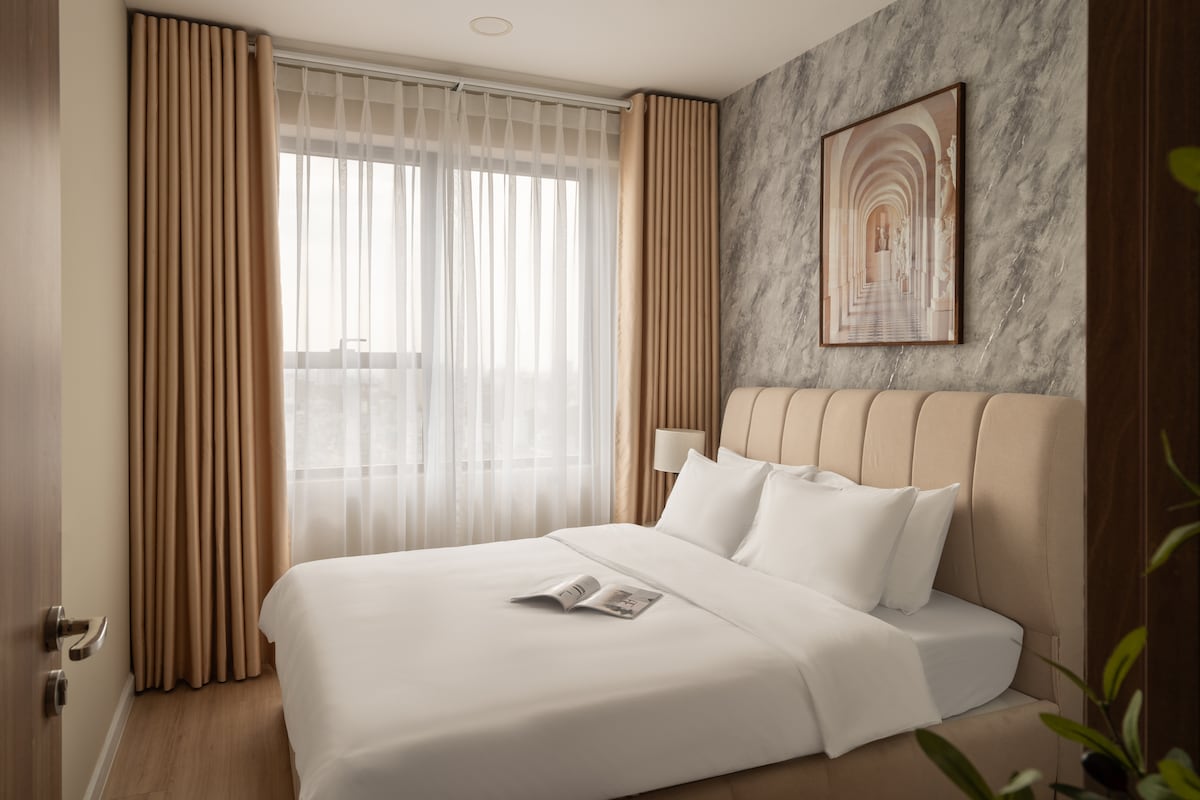 Удобна спална соба со густ душек од мемори пена, кадифени перници од мемори пена и постелнина со хотелски квалитет. Совршено за добар ноќен сон