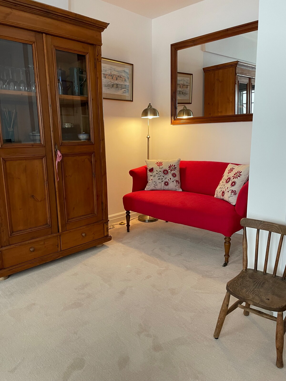 Top Airbnb: Nordic Regency Luxury APT w/ free parking in Leckhampton With Warden Hill