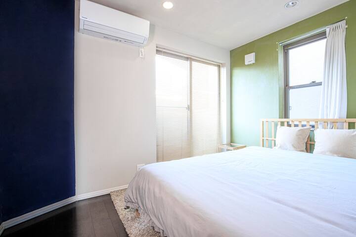 新宿/戸建/クイーンベッド4台/最大8名/ゆったり戸建丸々貸切！/B012 gallery image 3