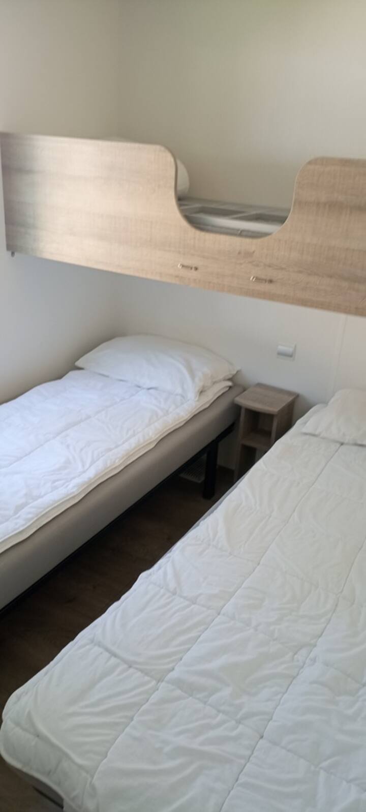 ห้องเด็กมีเตียง 3 เตียงรวมถึงชั้นลอยและตู้เสื้อผ้า