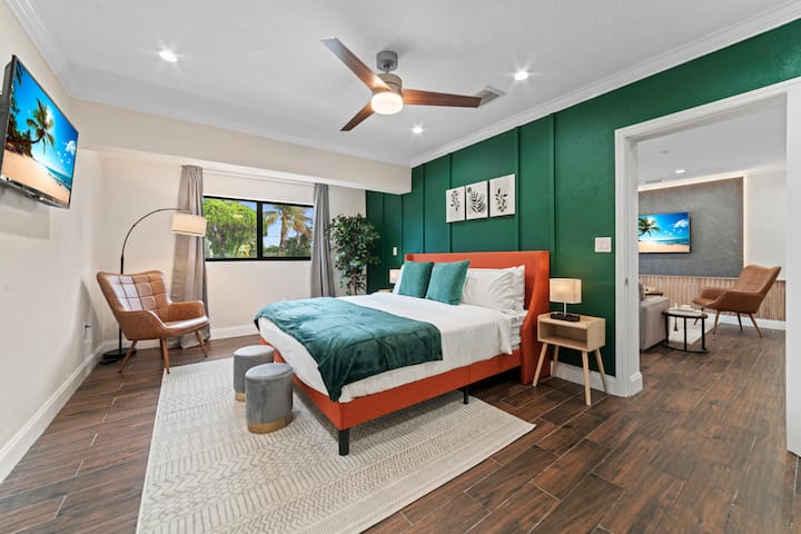    Ოთახი 1: ეს არის მთავარი საძინებელი დიდი ზომის საწოლით, ორი ტუმბოებით, ტელევიზორითა და სააბაზანოთი.