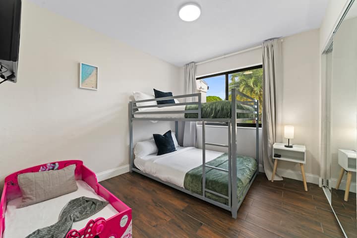  Ოთახი 5: ამ ოთახში არის 1 სრული ორსართულიანი საწოლი, ერთი საბავშვო საწოლი, ერთი ტუმბო, ტელევიზორი.