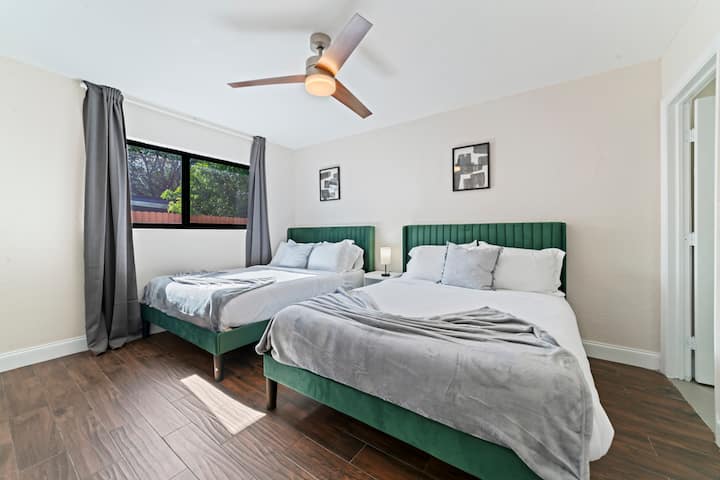 
    Ოთახი 2: ამ ოთახში არის ორი საწოლი დიდი ზომის, ერთი ტუმბო, ტელევიზორი და სააბაზანო.
