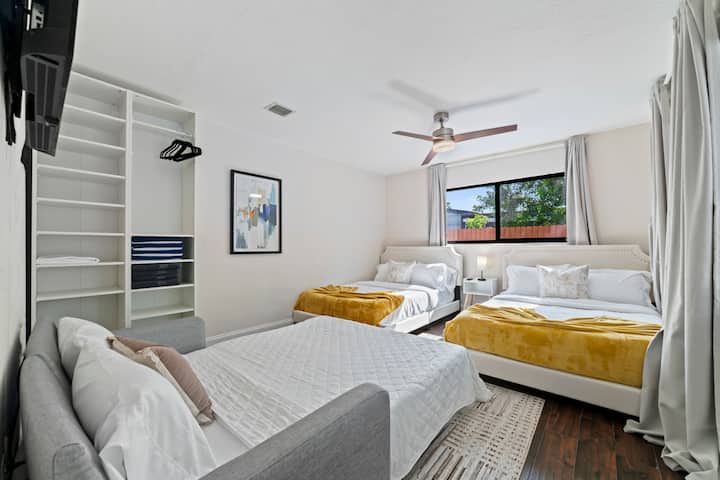     Ოთახი 4: ამ ოთახში არის ორი საწოლი დიდი ზომის, გასაშლელი დივანი, ერთი ტუმბო, ტელევიზორი.