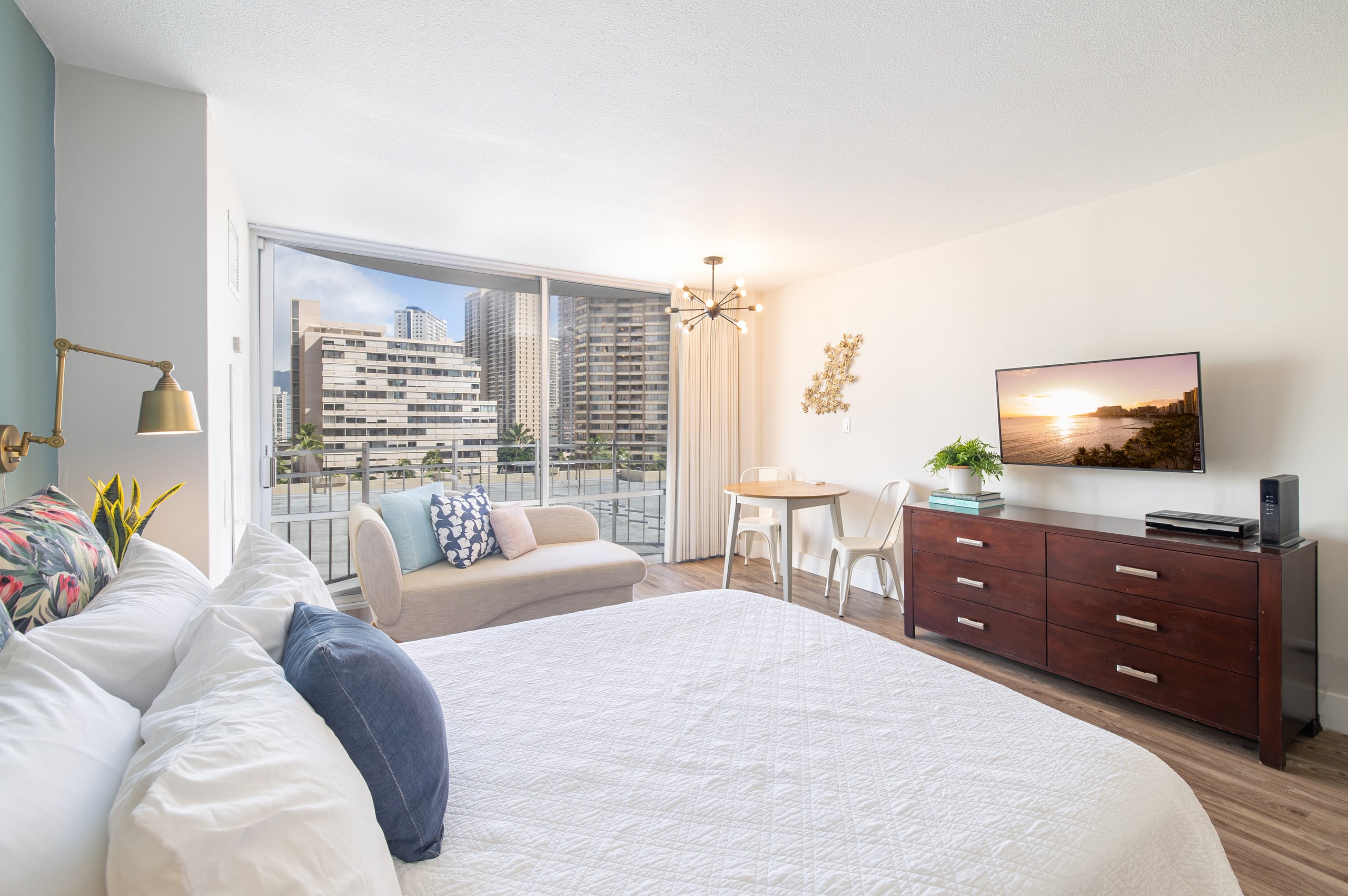 Condo in Honolulu · ★4.84 · Studio · 1 bed · 1 private bath - Image 12