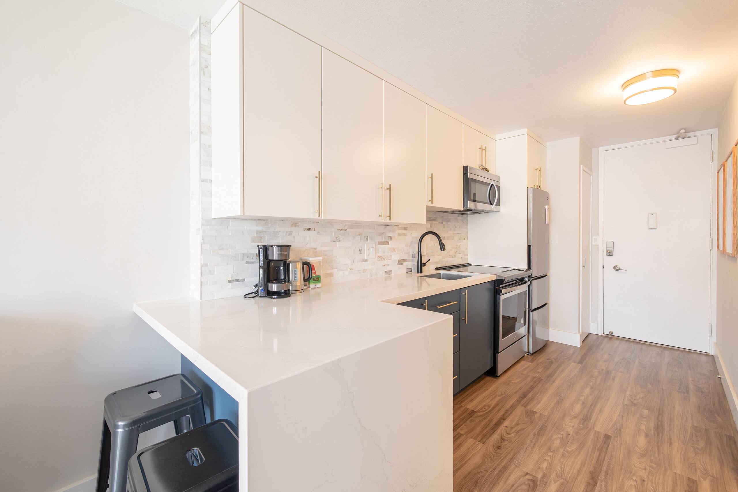 Condo in Honolulu · ★4.84 · Studio · 1 bed · 1 private bath - Image 6