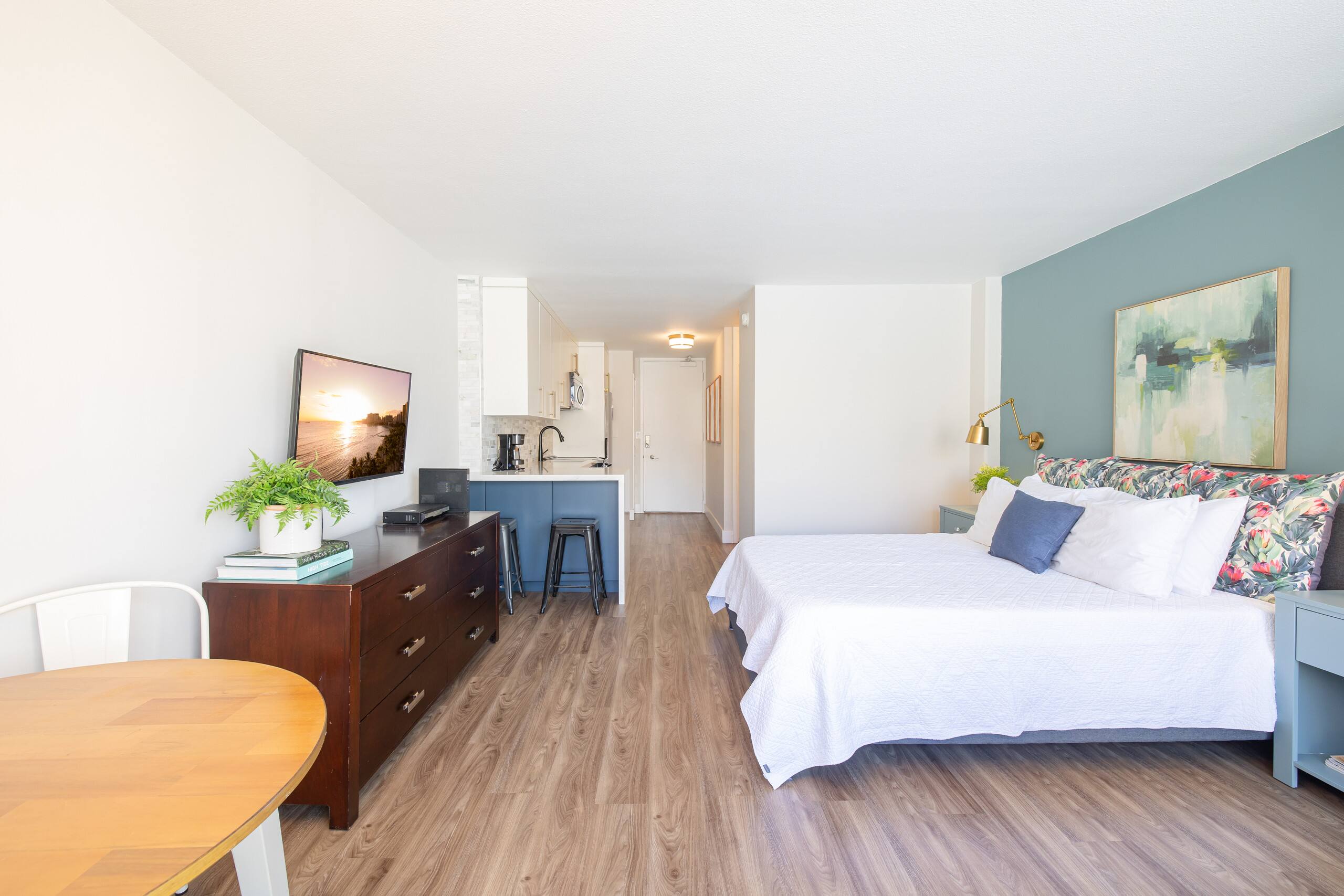 Condo in Honolulu · ★4.84 · Studio · 1 bed · 1 private bath - Image 9