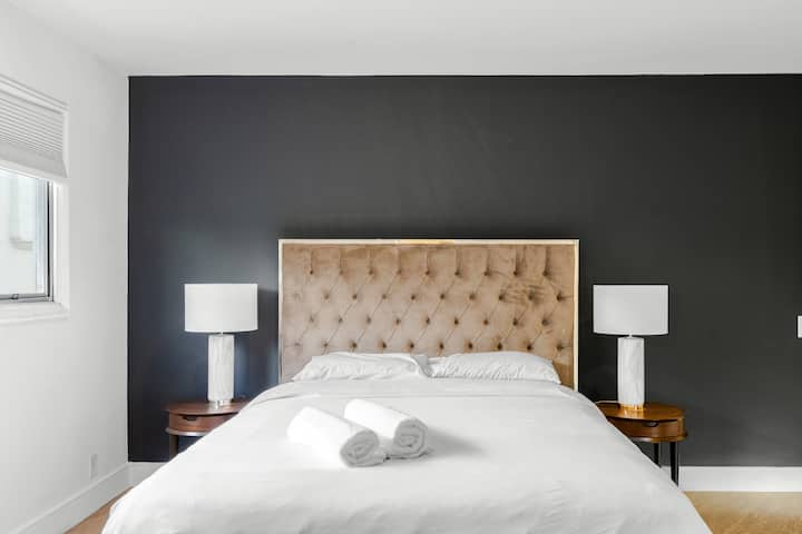 Druhá spálňa - manželská posteľ Queen, skriňa s posuvnými zrkadlovými dverami, sprchovací kút