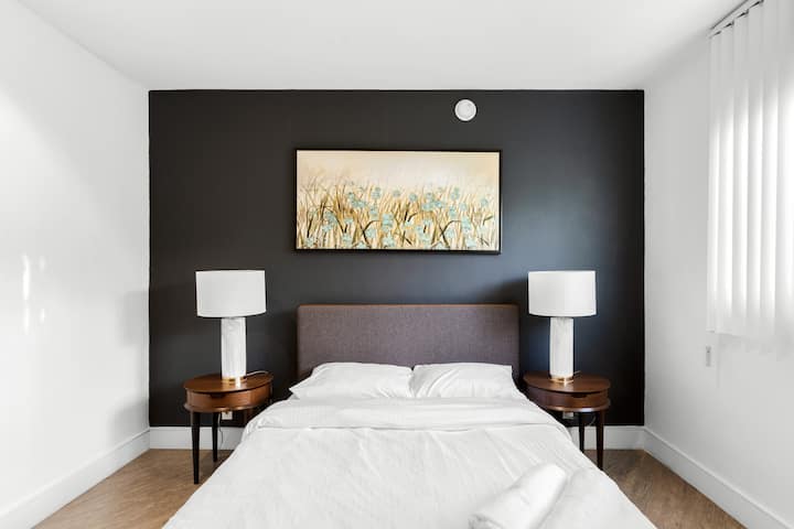 3. spálňa - manželská posteľ, vertikálne žalúzie, šatník s posuvnými dverami