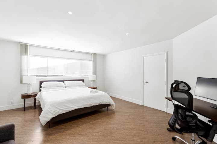 Hlavná spálňa - manželská posteľ King, kancelársky stôl s ergonomickou stoličkou, veľká obrazovka na pripojenie notebooku. 

Veľká šatníková skriňa, samostatná šatníková skriňa s posuvnými dverami na chodbe. 

Tienidlá na oknách a vertikálne žalúzie. 