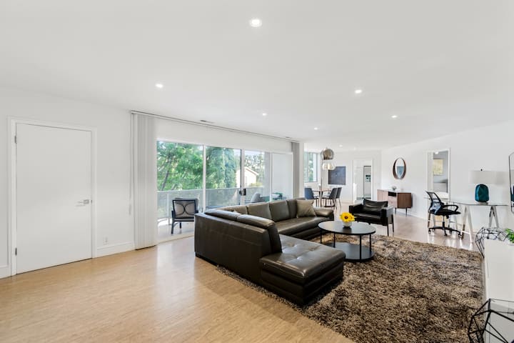 Obývací priestor : veľká pohodlná kožená pohovka v tvare L, televízor, písací stôl, jedálenský kút, terasa s vonkajším nábytkom. 

Oddelený úložný priestor pri vchode na uloženie oblečenia alebo batožiny.