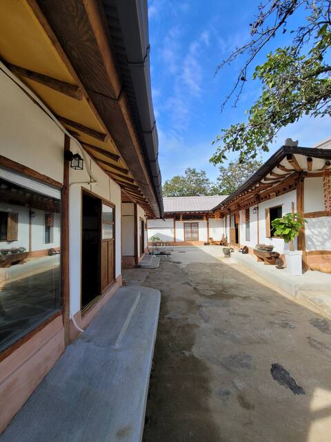 An old-fashioned country house reminiscent of a private hanok pension