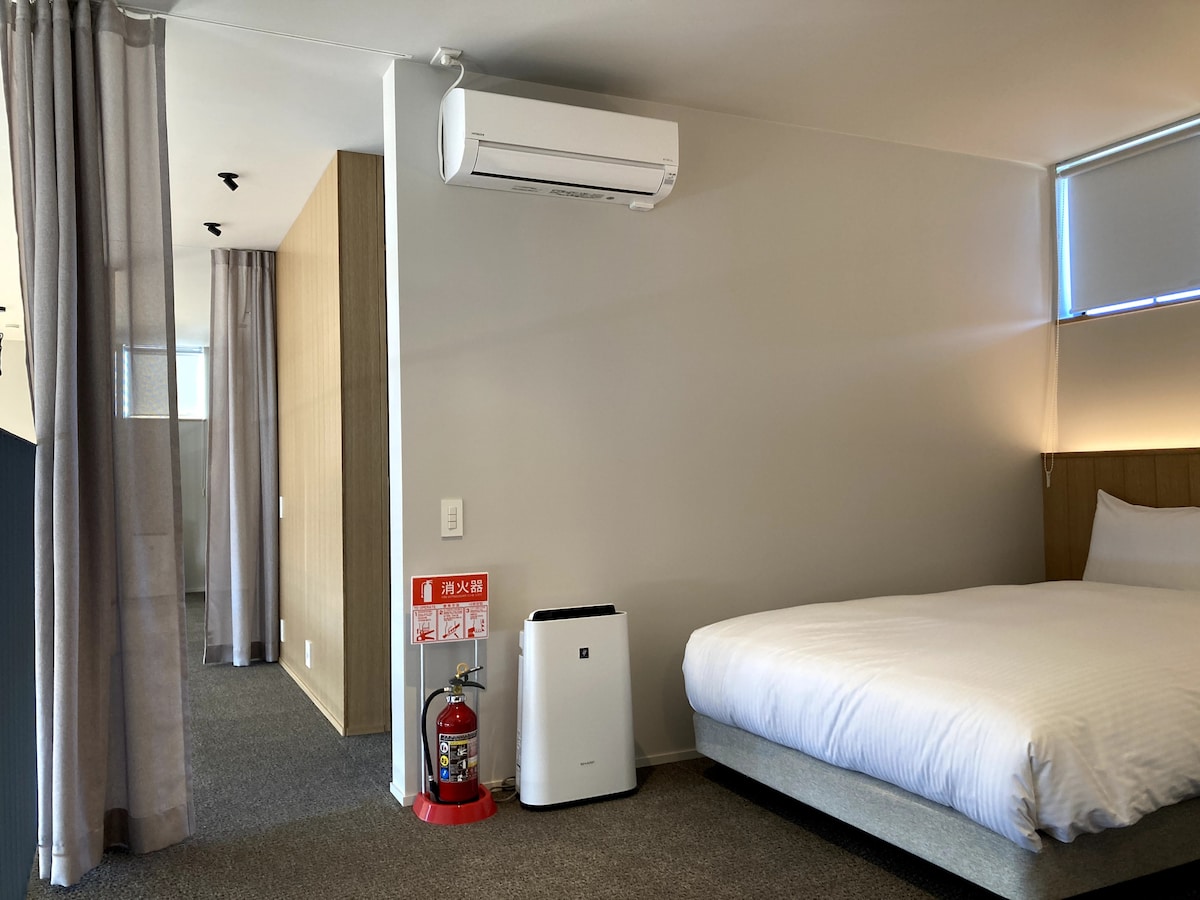 Bedroom ② has 2 double beds.(There is no door in the room, but a curtain divider)