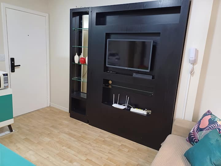 Estante en la sala de estar con TV, wifi e intercomunicador