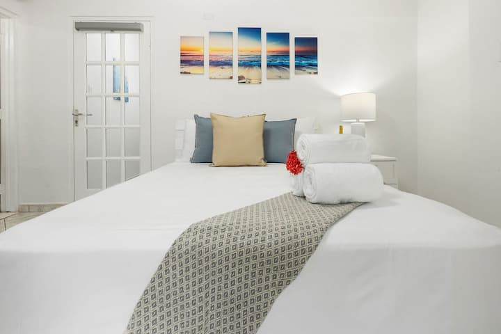 Искусете ја врвната релаксација со нашиот кадифен кревет и ладната ведрина на клима уредот во нашата удобна спална соба