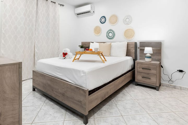 Бегајте во свет на удобност и контрола на климата во нашата спална соба – каде што удобниот кревет и клима уредот создаваат идеална средина за спиење