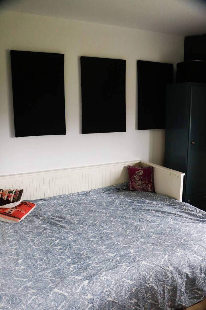 2号卧室，僻静，可供音乐工作室使用 