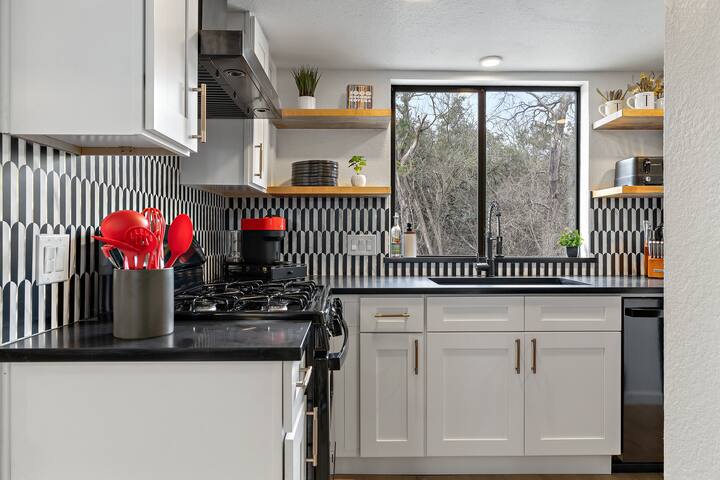 Zilker Loft | Theater | Game Room | Sleeps 14! gallery image 5