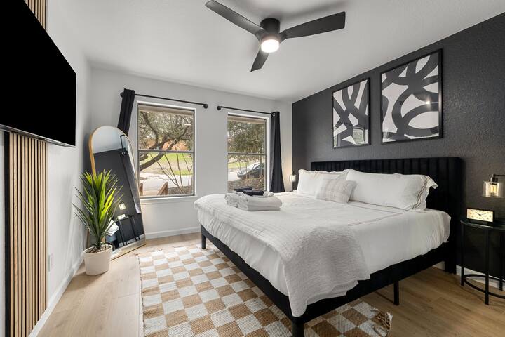 Zilker Loft | Theater | Game Room | Sleeps 14! gallery image 4