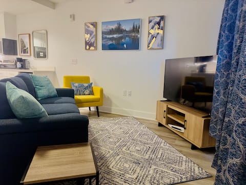 Top Airbnb: Elegant Suite in High-Rise! in Oakland Estates