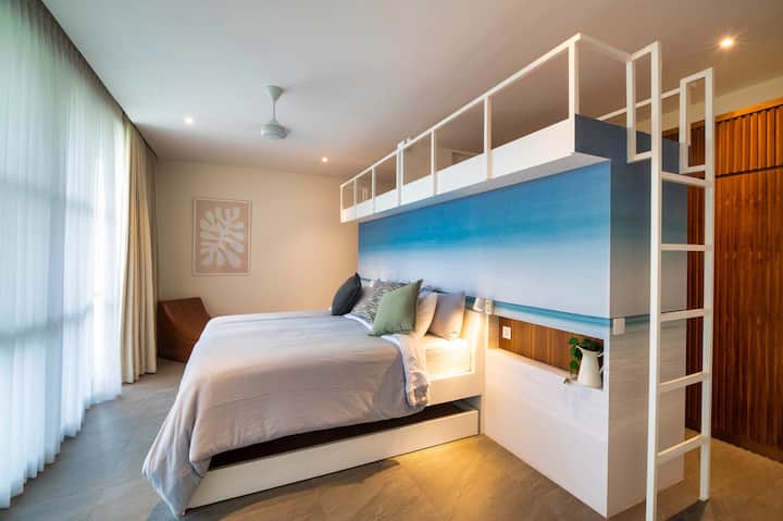 Esta habitación tiene dos literas arriba, dos camas nido abajo y dos camas individuales más, la habitación tiene capacidad para 6 personas.