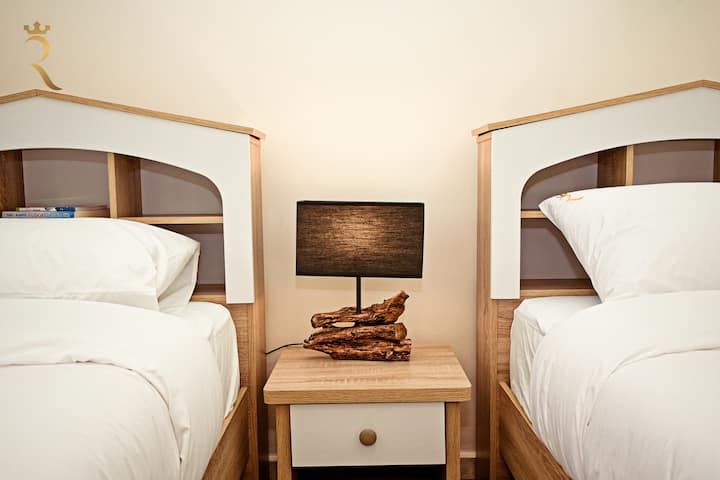 ดื่มด่ำกับความหรูหรา: ห้องนอนสุดหรูของเราเป็นสถานที่พักผ่อนที่มีสไตล์และความสะดวกสบาย