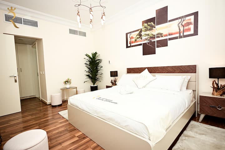 สัมผัสเสน่ห์ของการใช้ชีวิตอย่างหรูหราในห้องนอนที่คัดสรรมาอย่างดีของเรา