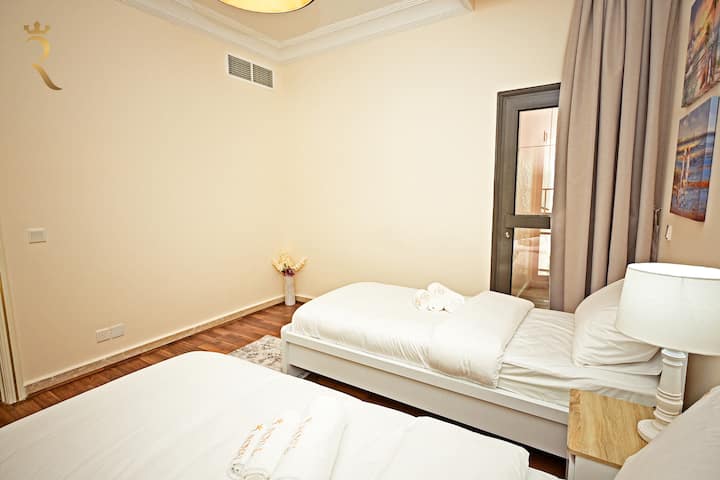 ผ่อนคลายในความหรูหราที่ไม่มีใครเทียบได้ด้วยการเข้าพักในห้องนอนที่ได้รับการตกแต่งอย่างพิถีพิถันของเรา