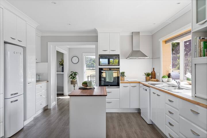 Legana Lodge – A home away from home -12 guests gallery image 4