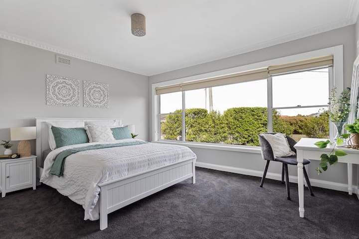 Legana Lodge – A home away from home -12 guests gallery image 2