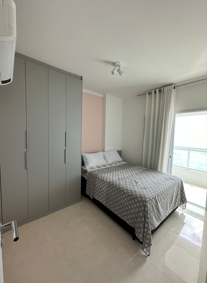 ห้องนอนที่อบอุ่นพร้อมเตียงคู่ ตู้เสื้อผ้าขนาดใหญ่ เครื่องปรับอากาศ และแสงธรรมชาติ