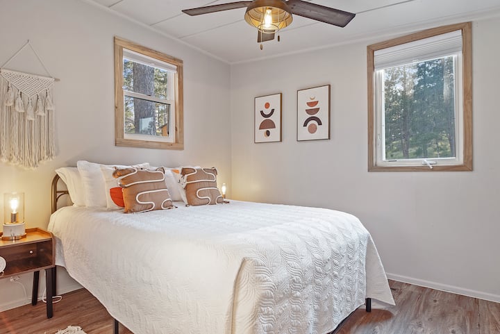 ¡Aquí está nuestro cómodo dormitorio tamaño queen!