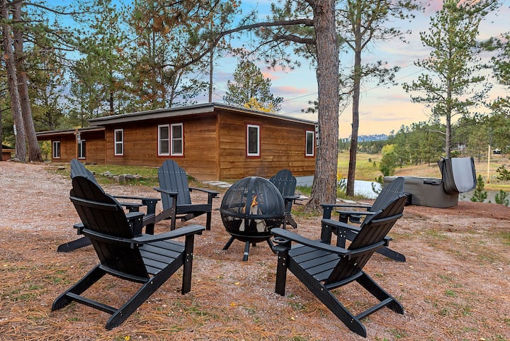 Hottub Hideaway with Firepit and Sauna