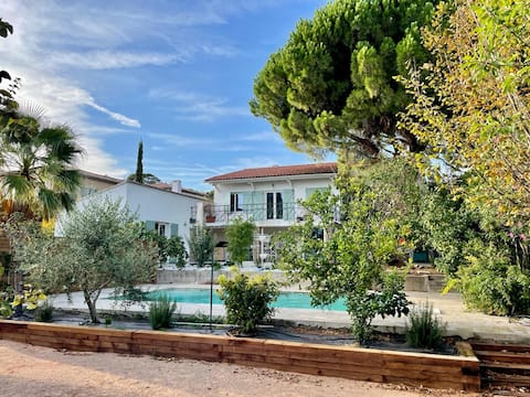 Family villa with pool, near port & beaches