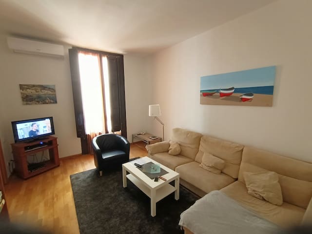 Plaza Real 3 double BR quiet; HUTB: 001510-95 gallery image 3