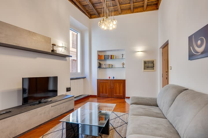 Spanish Steps Stylish Apartment