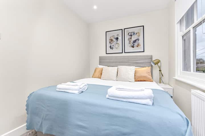 Relájate en este dormitorio City Elegance con una acogedora cama doble, una decoración de tonos suaves y un ambiente relajante, perfecto para una estadía tranquila con estilo y comodidad.
