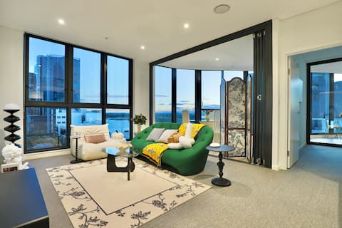 Top Airbnb: Lumière Waterside Oasis - Views | Parking | Ease in Wentworth Point