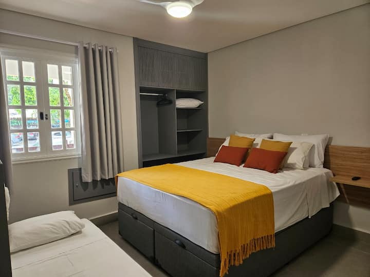 Двойно легло и ниско единично легло, но не на пода!