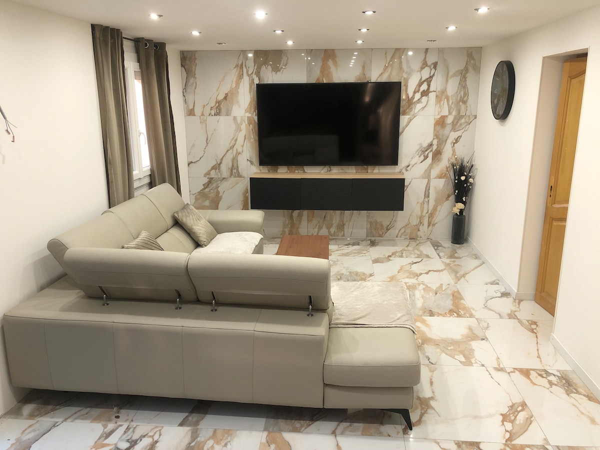 Top performing Airbnb: 3 bedroom apartment on the ground floor of a VILLA in Prés D'arènes