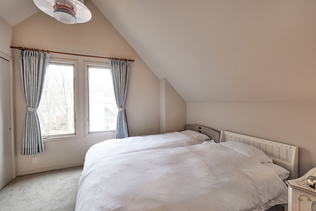 小さなお部屋です。こちらもエキストラベッドを1台ご利用いただけます。北側ですので、一番静かです。