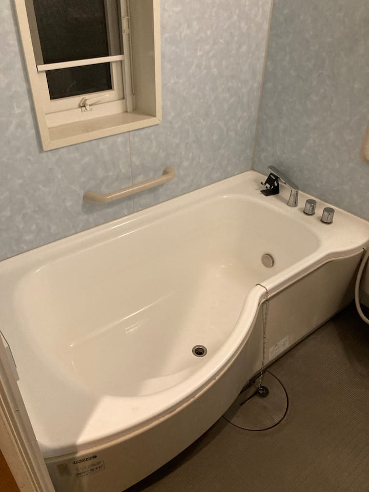 広々としたお風呂で一日の疲れを癒やしてください。