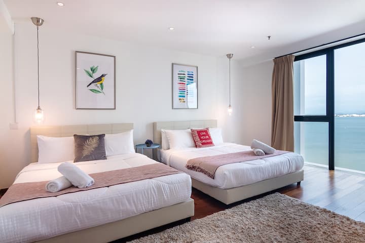 La chambre spacieuse offre deux lits King Koil moelleux, une lumière naturelle et un paysage en bord de mer à couper le souffle.