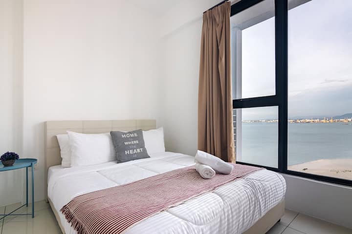 La chambre spacieuse offre un lit King Koil moelleux, une lumière naturelle et un paysage en bord de mer à couper le souffle.