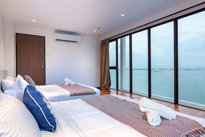La chambre spacieuse offre deux lits King Koil moelleux, une lumière naturelle et un paysage en bord de mer à couper le souffle.